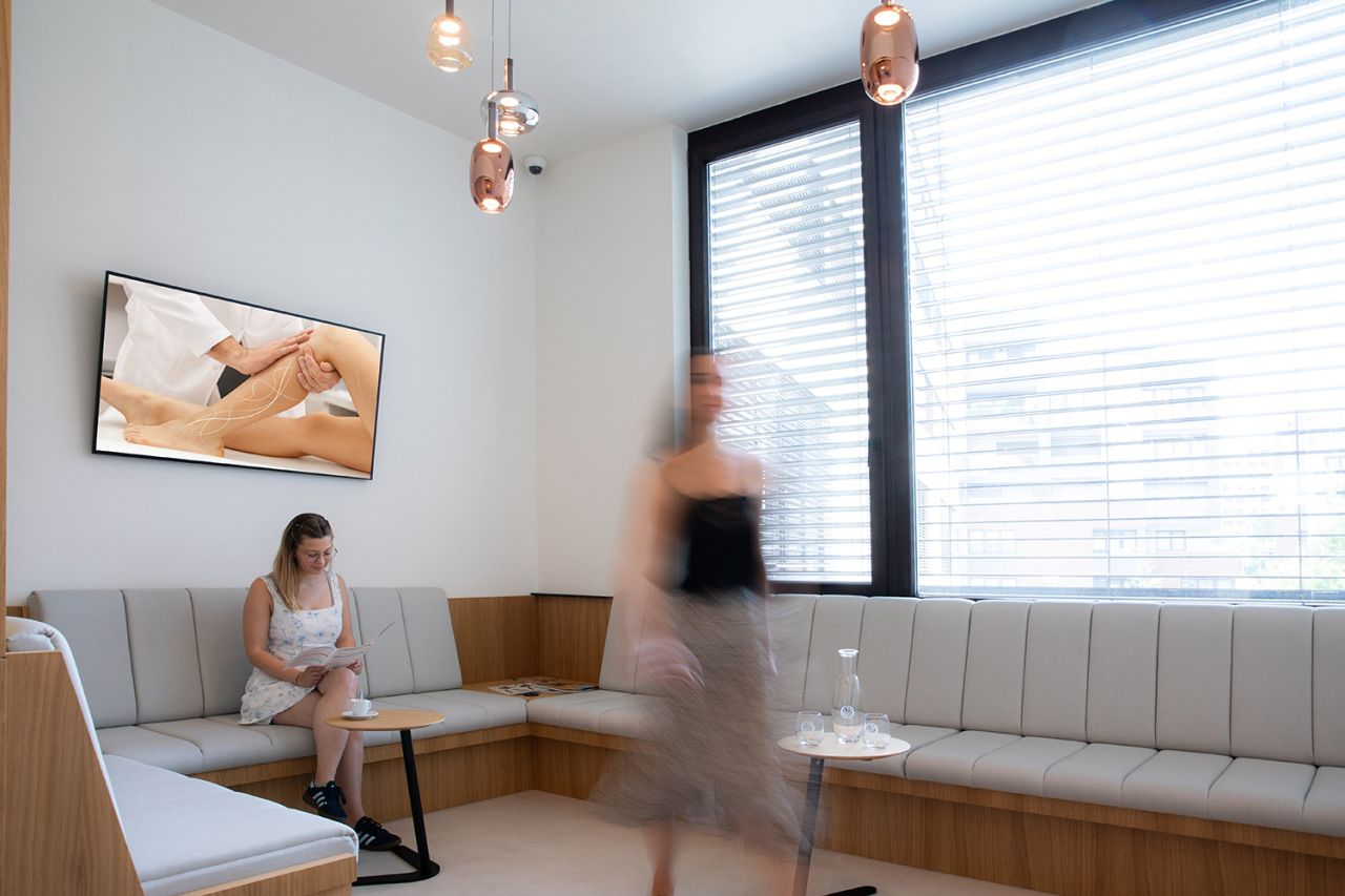Čekárna kliniky THEIOS Zenklova — skutečný stav